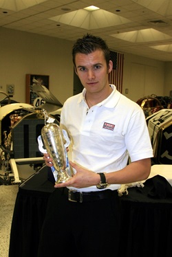 Modellino Dan Wheldon Indy 500 Con Trofeo Borg Warner, Scala 1:18, Resina - Foto 3