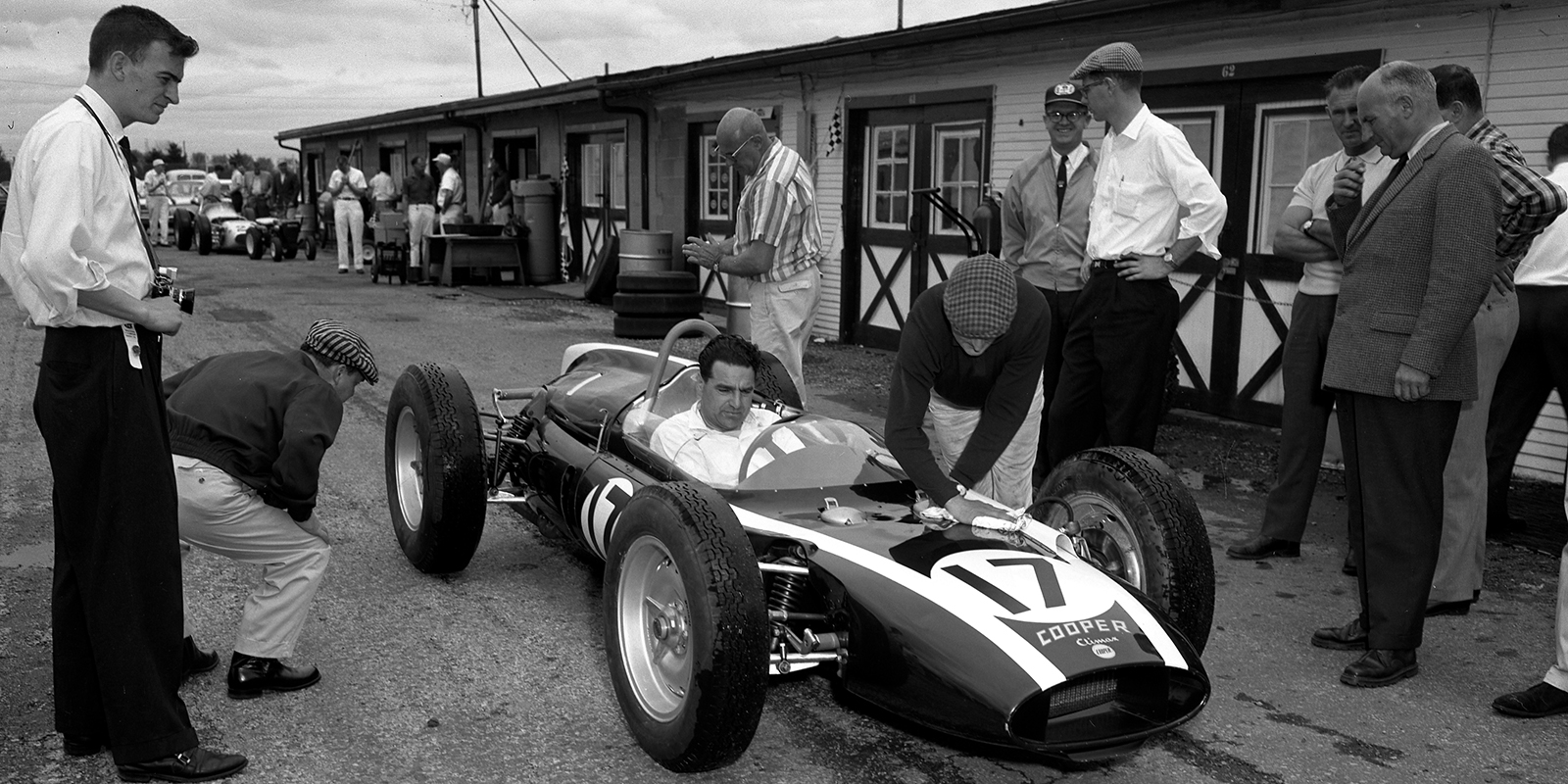 JACK BRABHAM  ORIGINAL INDY 500 8 X 10 PHOTO 
