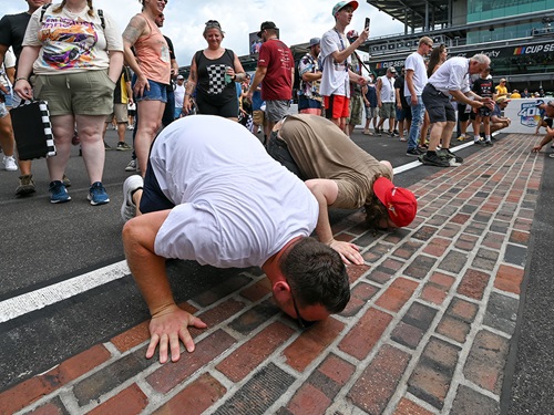 Fans kiss the bricks
