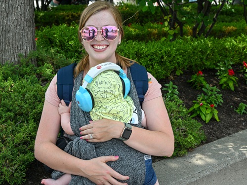 A mother and child at Indianapolis Motor Speedway