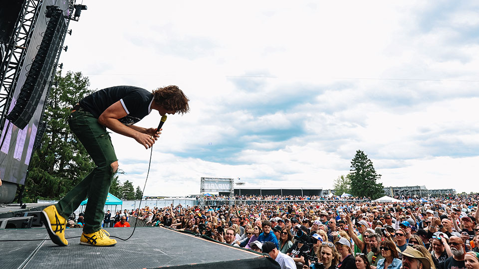 The All-American Rejects serenade the crowd